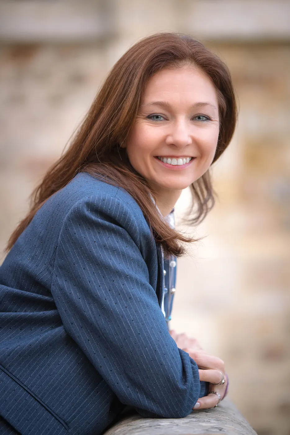 Portrait professionnel sur fond neutre, lumière maîtrisée — Olinfact Production