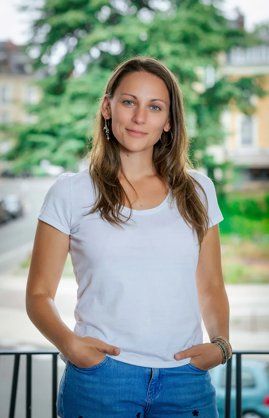 Portrait professionnel en studio, fond noir — Olinfact Production Le Mans