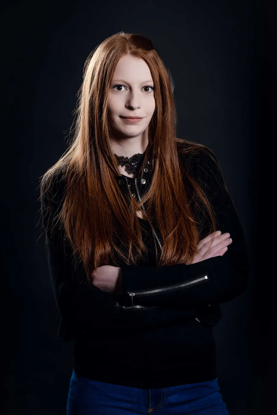 Portrait professionnel en studio, fond noir — Olinfact Production Le Mans