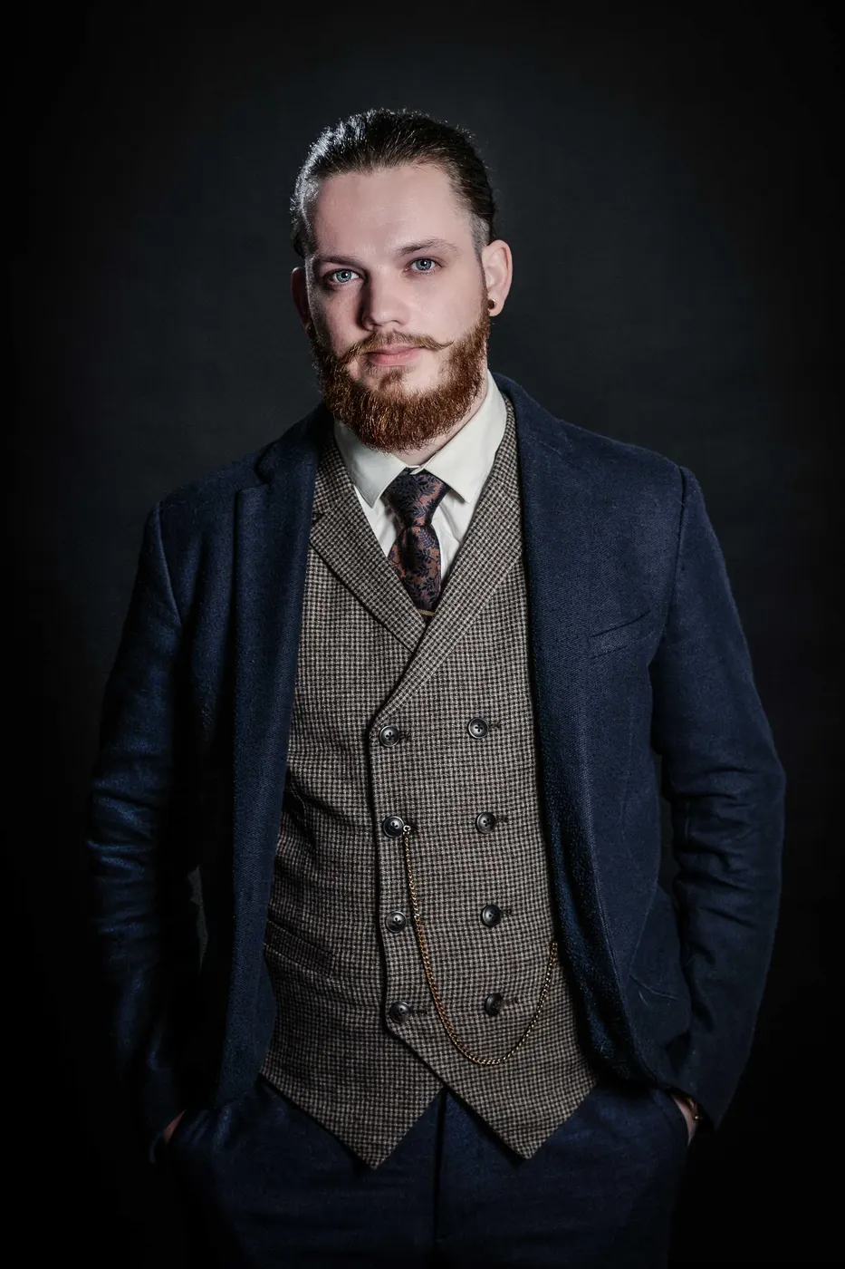 Portrait professionnel sur fond neutre, lumière maîtrisée — Olinfact Production